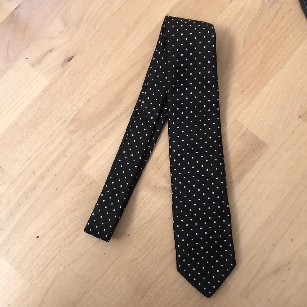 Burma brown and dotted white tie